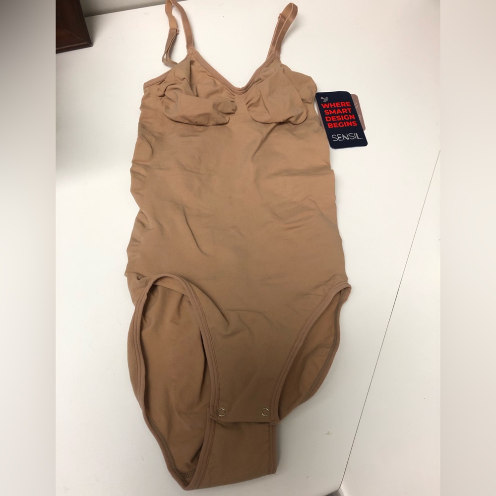 SENSIL Slims Body Shaper Size S/M NWT Dome Bottom 77% Nylon 23% Spandex